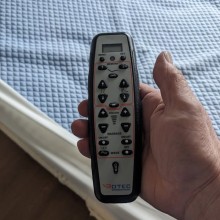 Lit &eacute;lectrique et matelas (simple). T&eacute;l&eacute;commande sans fil
